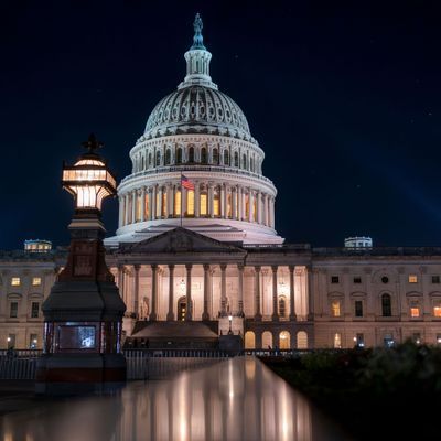 Das Weiße Haus in Washington beleuchtet bei Nacht