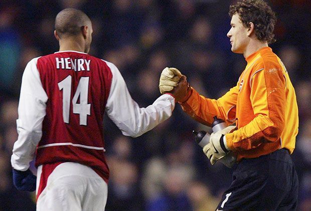
                <strong>Mit Lehmann Teil der "Invincibles"</strong><br>
                Bei Arsenal gewann Henry zwei Mal die Premier League und drei Mal den FA Cup. An der Seite von Jens Lehmann zählte er in der Saison 2003/04 zu den "Invincibles", als die "Gunners" kein Liga-Spiel verloren. 
              