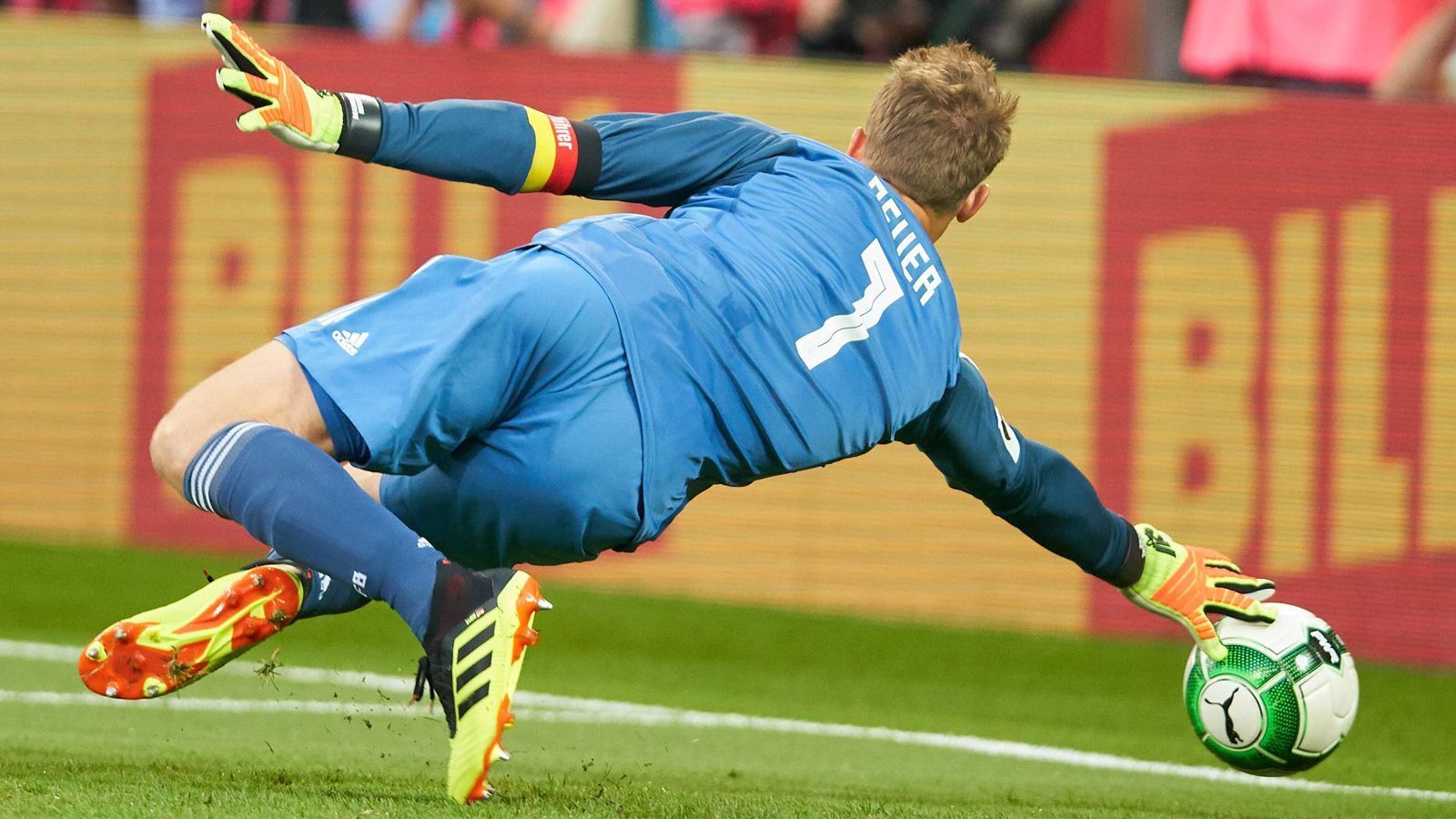 
                <strong>So lief Manuel Neuers Comeback</strong><br>
                Erstmals so richtig brenzlig wurde es in der 32. Minute, als der Hoffenheimer Florian Grillitsch den DFB-Keeper beinahe mit einem Schuss ins kurze Eck überraschte - doch Neuer reagierte glänzend und lenkte den Ball mit den Fingerspitzen stark um den Pfosten. 
              