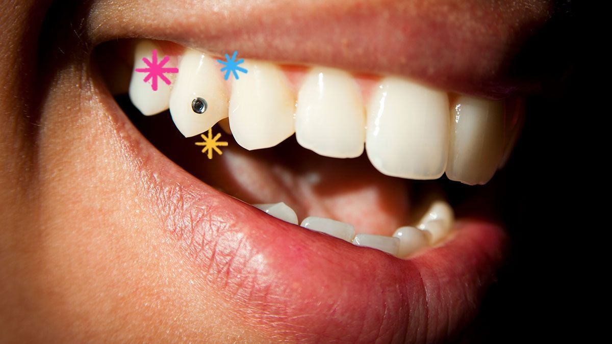 Zahnschmuck: Was steckt hinter Tooth Gems, Zahnpiercing und Co.? Im Beauty-Artikel findet ihr die Fakten zum Comeback aus den 90er Jahren!