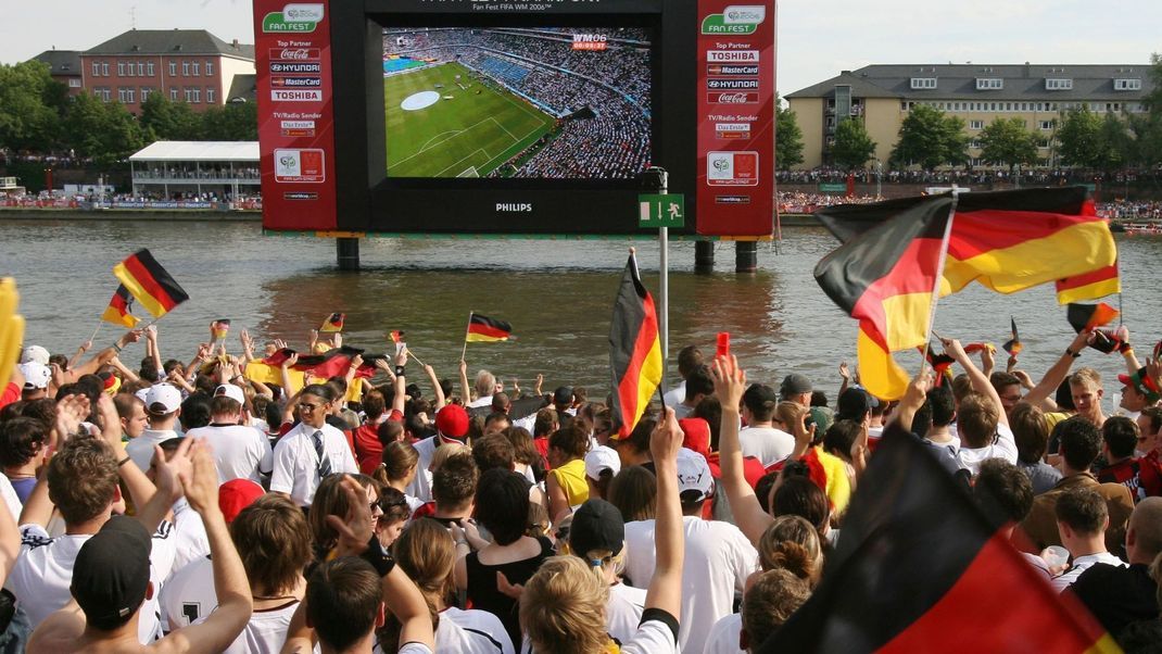 Vor einer LCD-Wand in Frankfurt verfolgen Fans im Juni 2006 das Eröffnungsspiel der Fußball-Weltmeisterschaft.