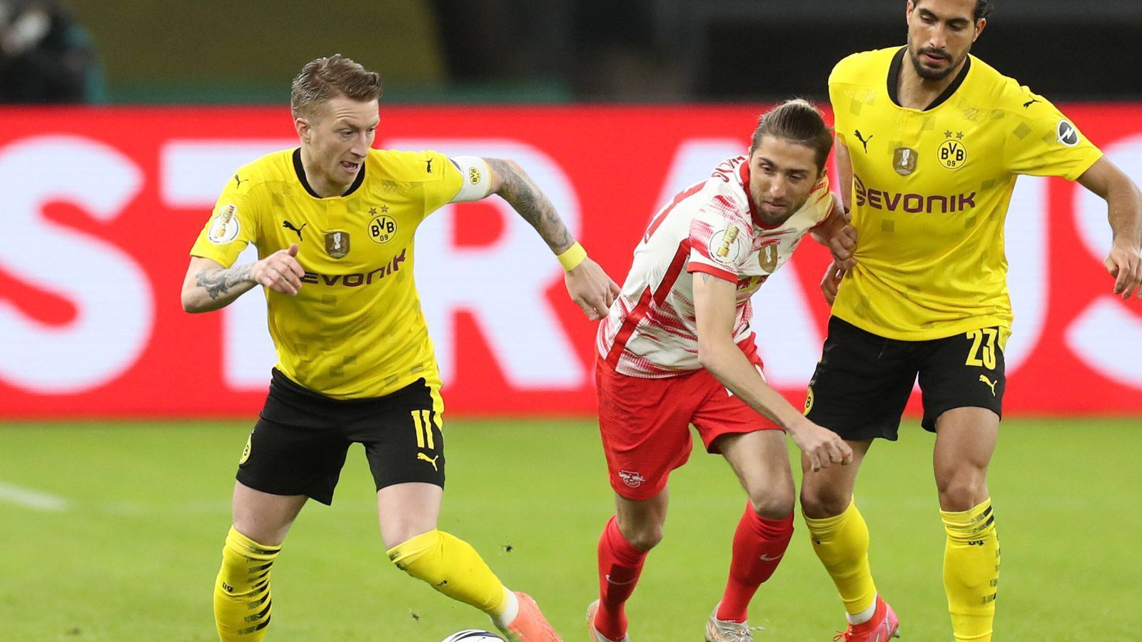 
                <strong>Marco Reus</strong><br>
                Mit starkem Ballgewinn gegen Kampl und schnellem Pass auf Haaland vor dem 1:0. Das 2:0 bereitet er ebenfalls mit einem blitzsauberen Pass vor. Krönt seine überragende erste Halbzeit mit der uneigennützigen Vorlage für Sancho beim dritten Tor. Der Kapitän spielt eine überragende Partie. ran-Note: 1
              