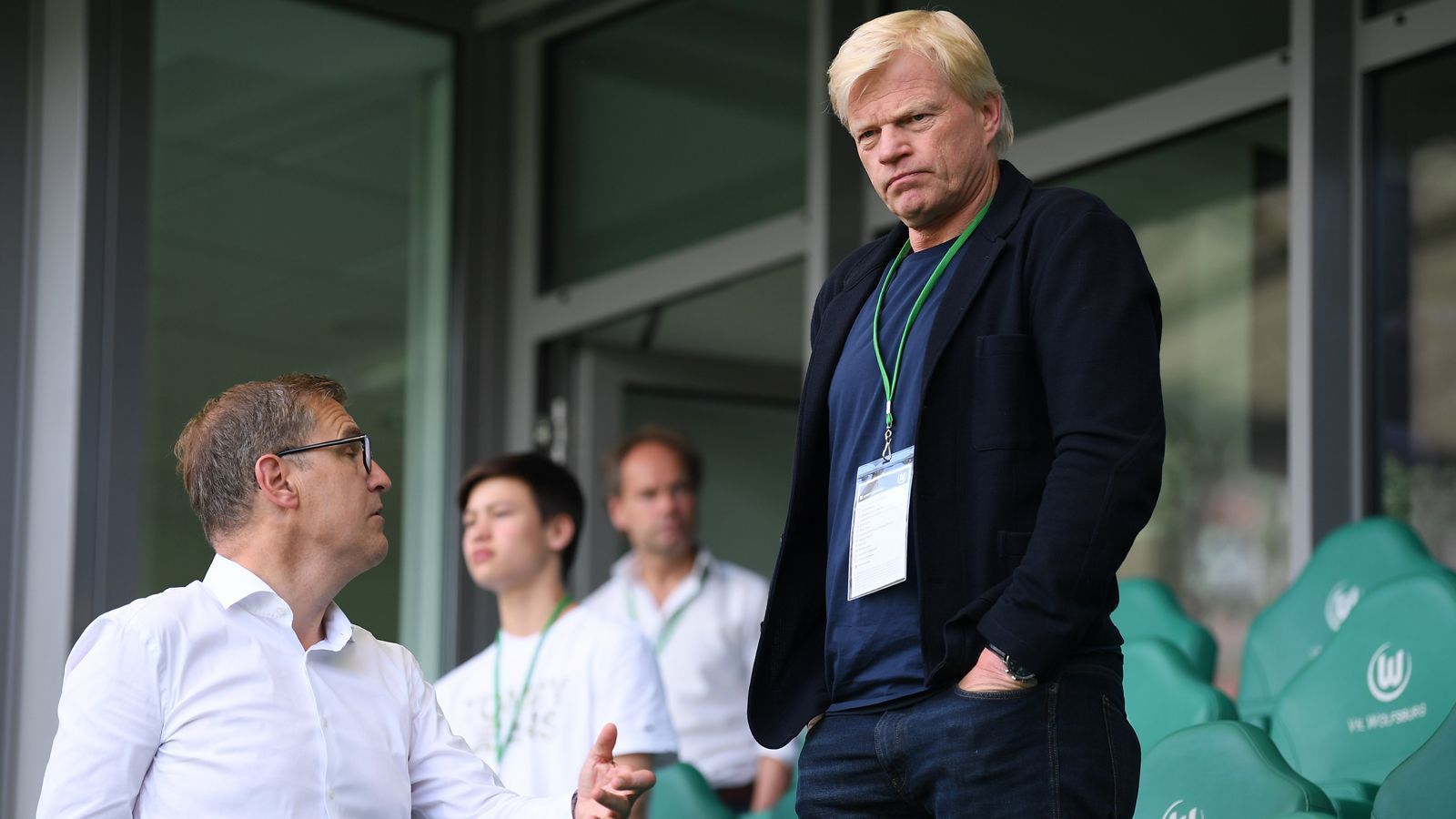 
                <strong>Oliver Kahn</strong><br>
                Die Thronfolger-Regelung wird auch beim FC Bayern München künftig zum Tragen kommen. Oliver Kahn ist beim deutschen Rekordmeister bereits jetzt als Vorstandsmitglied an Bord und wird mit Beginn des Jahres 2022 die Rolle des bisherigen Vorstandsvorsitzenden Karl-Heinz Rummenigge übernehmen. Der heute 51-jährige Kahn, der seit Anfang 2020 im Bayern-Vorstand ist, bestritt bei der WM 2006 sein letztes von 86. Länderspielen. Im Spiel um Platz drei durfte der damalige Ersatzmann hinter Jens Lehmann gegen Portugal ran.
              