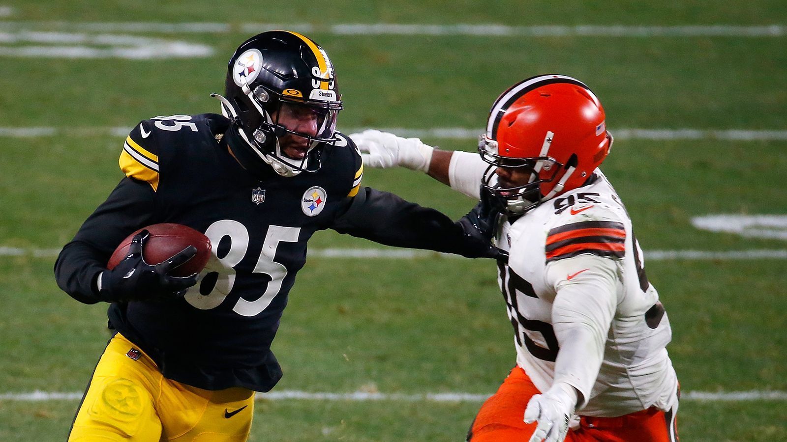 
                <strong>Eric Ebron (Pittsburgh Steelers)</strong><br>
                Die Pittsburgh Steelers wollen die Offensive um Ben Roethlisberger beleben und sicherten sich in der zweiten Runde Tight End Pat Freiermuth. Der Zwei-Meter-Riese ist ein solider Route-Runner und Blocker, der besonders im Kurzpassspiel auftrumpfen kann. Dort kann er seine Physis ausspielen und viele Yards auf eigene Faust sammeln. Das ideal Puzzle-Stück für die Offensive der Steelers, die mit "Big Ben" viel im Kurzpassspiel operieren. Eric Ebron zeigte immer mal wieder gute Ansätze, dürfte aber zumindest ein paar Snaps an Freiermuth verlieren.  
              