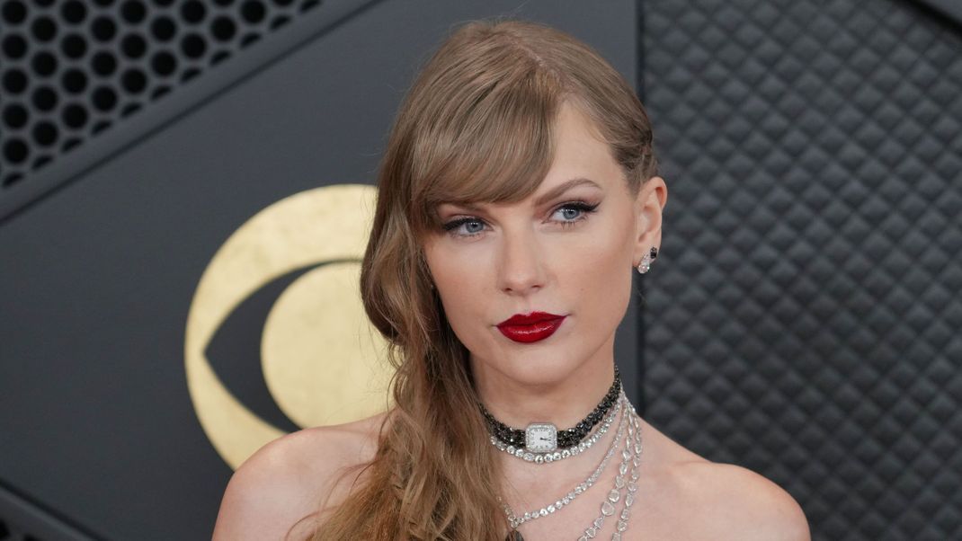 Taylor Swift trägt einen tiefen Seitenpony bei den Grammys 2024.
