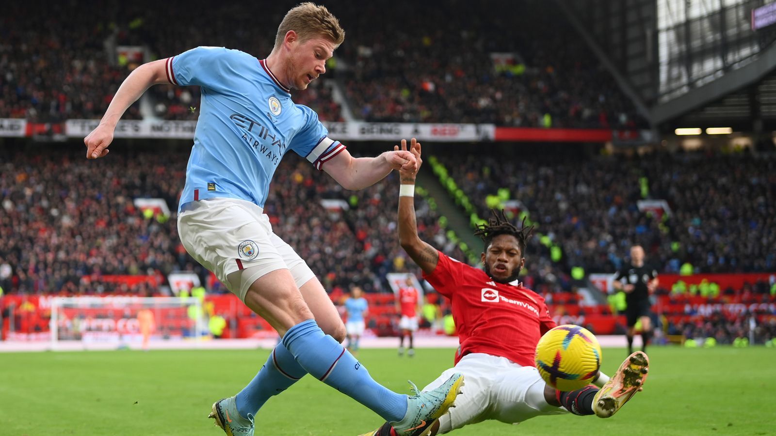 
                <strong>Kevin De Bruyne (Manchester City)</strong><br>
                Vom City-Star ist im Manchester-Derby lange recht wenig zu sein, bei den entscheidenden Szenen hat Kevin De Bruyne dann aber doch wieder seine Füße im Spiel. Er bereit den Führungstreffer durch Grealish mustergültig vor, flankt punktgenau auf den Belgier. ran-Note: 3
              