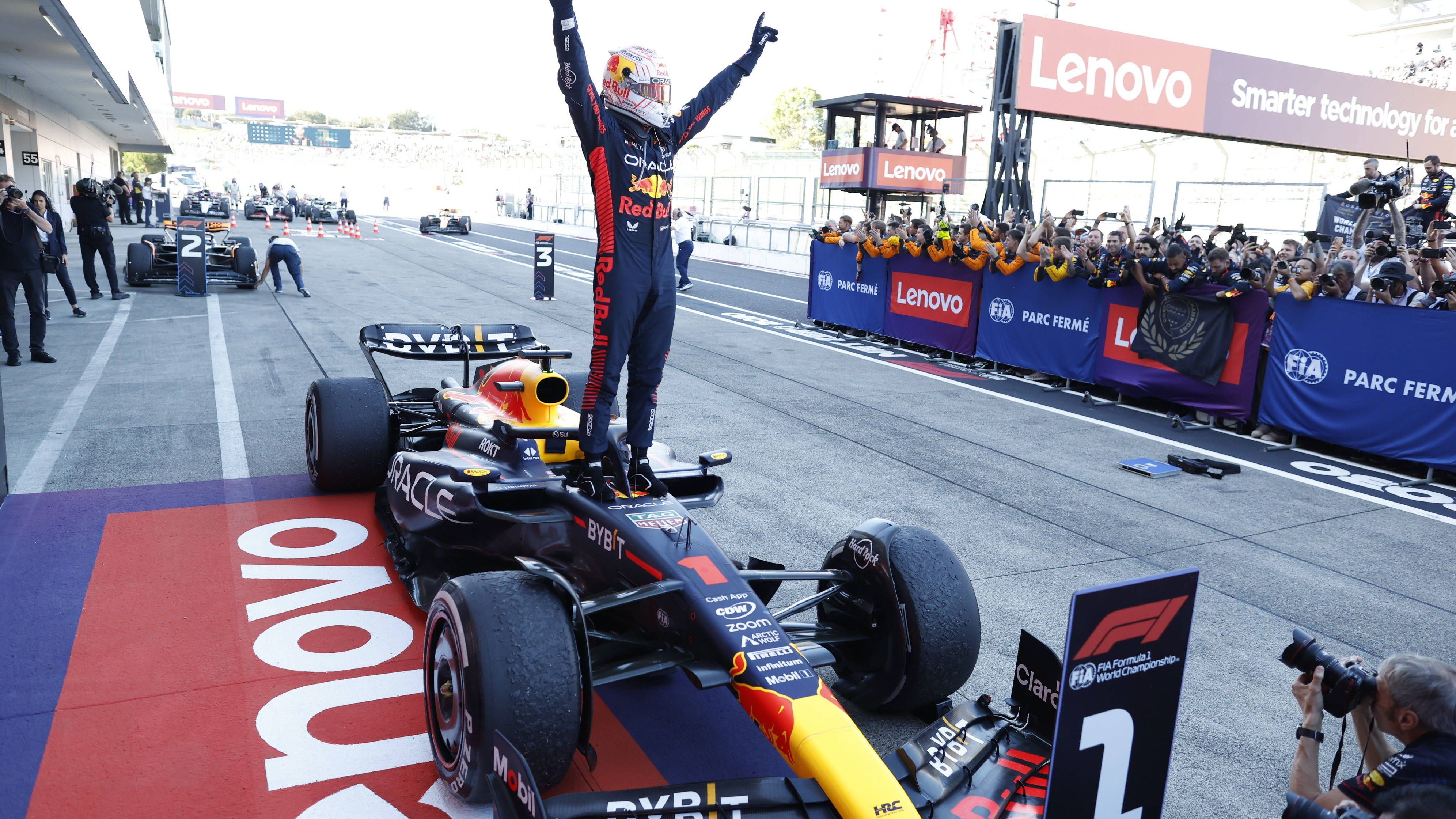 <strong>Gewinner: Max Verstappen</strong><br>Nachdem er in Singapur noch zu den Verlierern gehörte, ist Verstappen wieder zurück auf der Siegerstraße. Das Rennen in Suzuka dominierte er von Start bis Ziel und verhalf seinem Team zum Gewinn des Konstrukteurs-Titels. Der Niederländer strahlt pure Dominanz aus. Beim nächsten Rennwochenende in Katar kann er schon im Sprintrennen zum dritten Mal in Folge Weltmeister werden.