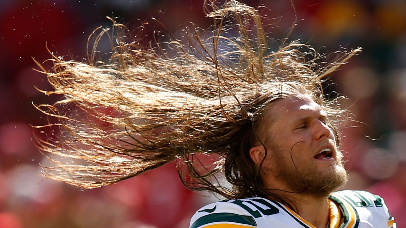 
                <strong>Clay Matthews</strong><br>
                Der langjährige Packers- und jetzige Rams-Star Clay Matthews trägt eine blonde Mähne, die er gerne auch mal fliegen lässt. Mit seiner Frisur erinnert der Linebacker ein wenig an einen Mitarbeiter der ran-Redaktion.
              