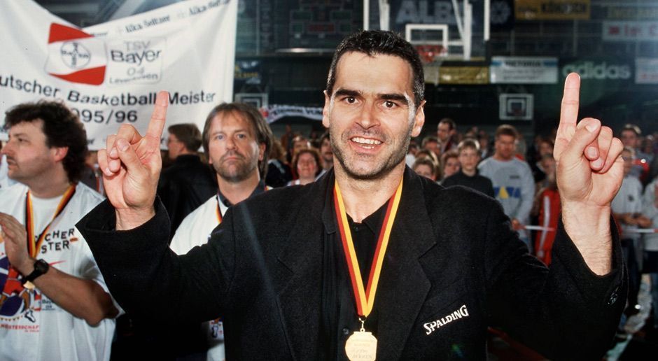 
                <strong>1996: Sieben Titel in Folge</strong><br>
                Die Konkurrenz biss sich die Zähne an Bauermann und seinen Leverkusenern aus. Denn nachdem der Coach als Chef übernommen hatte, regnete es Meistertitel. Sieben an der Zahl waren es bis 1996, mit denen sich Bauermann in Leverkusen ein Denkmal setzte.
              