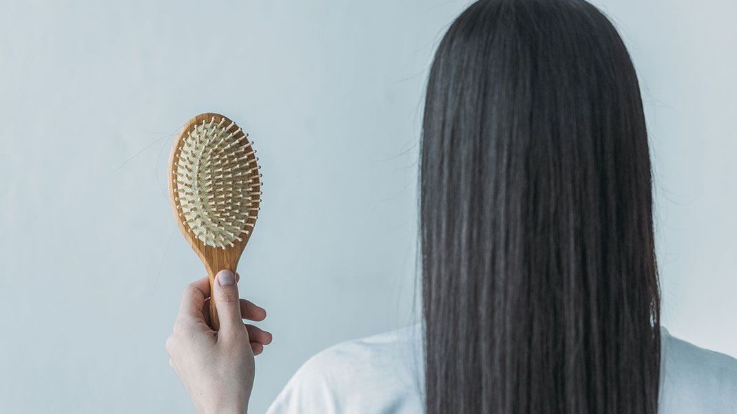 Eine große Haarbürste eignet sich hervorragend für langes und feines Haar – sie teilt das Haar in einzelne Strähnen und schafft Volumen. 