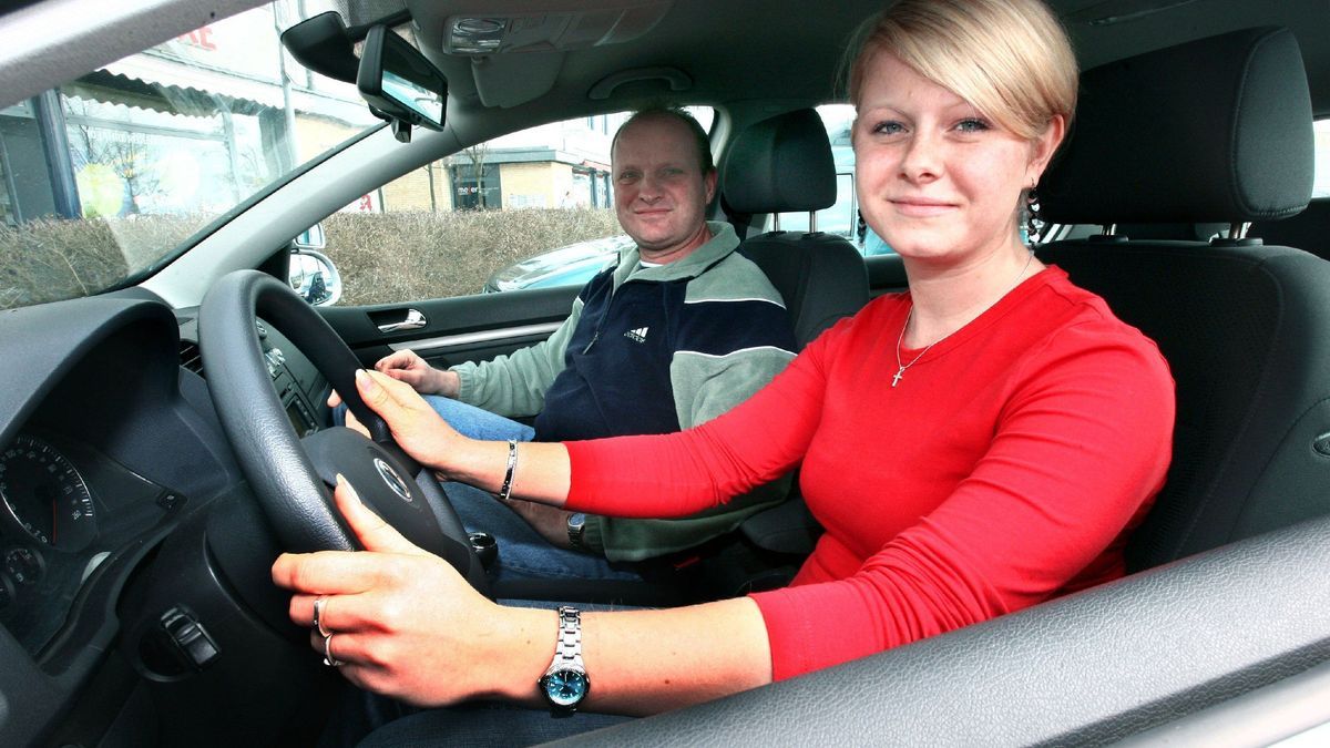Beim begleiteten Fahren dürfen Jugendliche in Deutschland bisher mit 17 Jahren hinters Steuer.