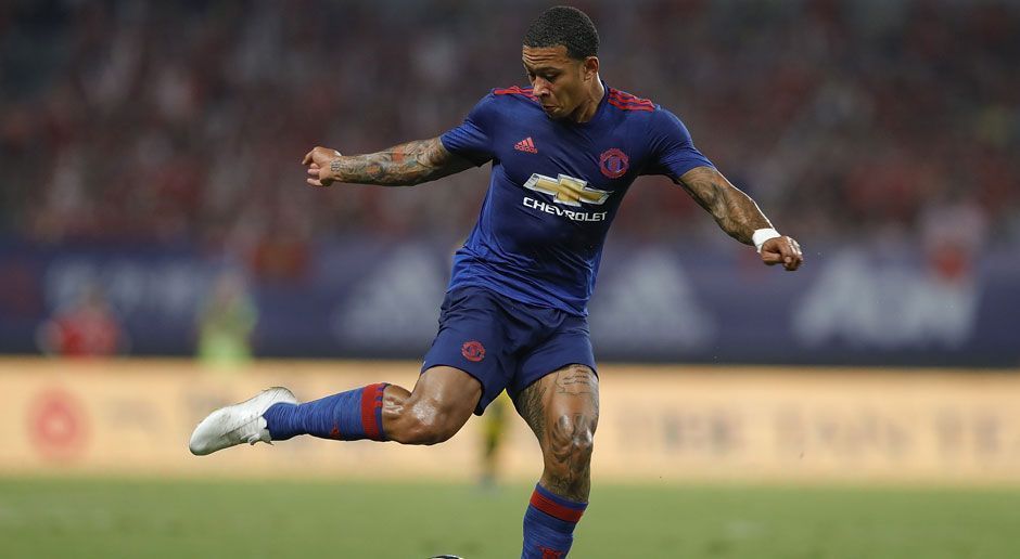 
                <strong>Memphis Depay: 34 Millionen Euro Ablöse (Sommer 2015)</strong><br>
                Vor der Saison 2015/16 verpflichtete Louis van Gaal mit Memphis Depay von der PSV Eindhoven einen der besten Spieler der Eredivisie. Doch der junge Linksaußen konnte den hohen Erwartungen in Manchester nie vollkommen gerecht werden. Während er bei van Gaal immer wieder seine Einsätze bekam, hatte er unter Mourinho keine Chance mehr. Depay flüchtete schließlich im Winter 2017 nach Lyon und versucht dort, seine Karriere wieder in Gang zu setzen. 
              