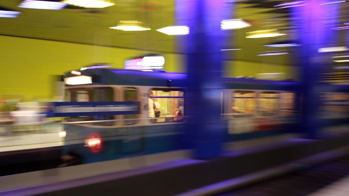 Einfahrende U-Bahn der MVG Münchner Verkehrsgesellschaft der Linie U6 Richtung Fröttmanning am Haltepunkt Münchner Freiheit in München, Bayern, Deutschland *** MVG Münchner Verkehrsgesellschaft und...