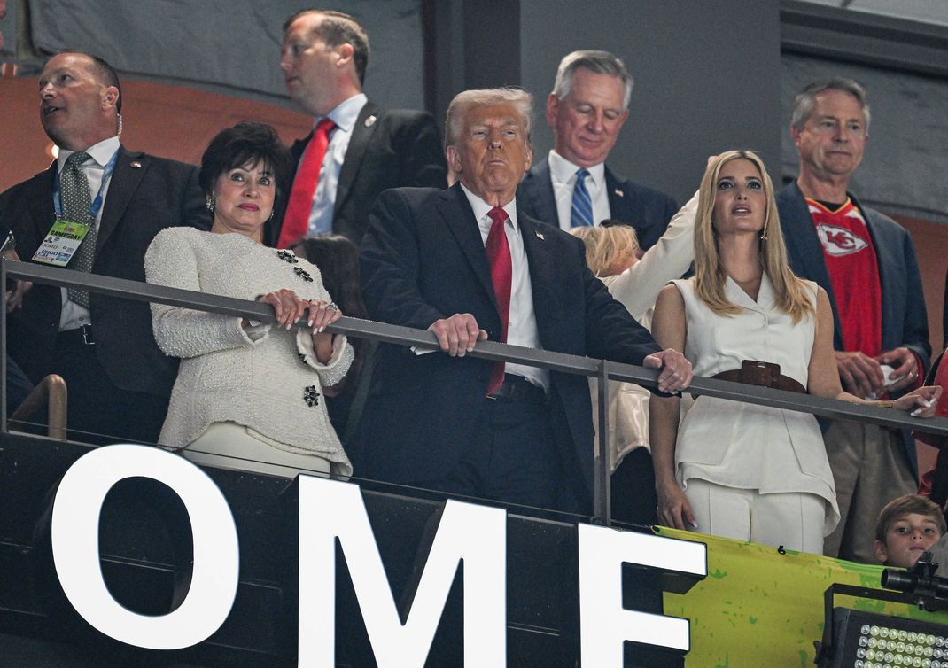 Donald Trump (Mitte) besuchte als erster amtierender US-Präsident einen Super Bowl.