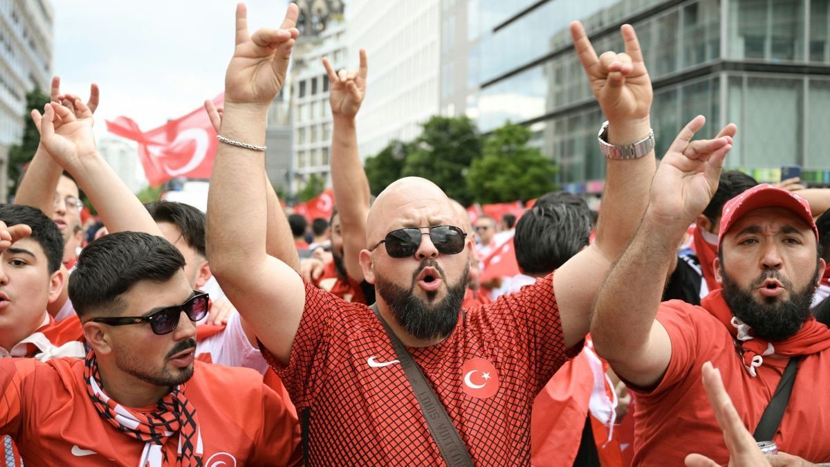Türkische Fans zeigen den Wolfsgruß