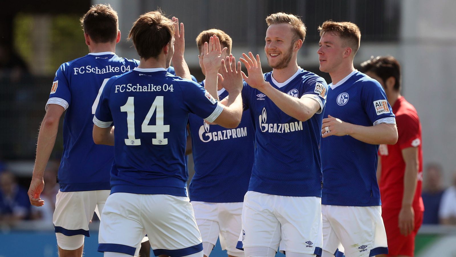 
                <strong>FC Schalke 04 (Meister Oberliga Westfalen/Aufstieg in Regionalliga West)</strong><br>
                Nächstes Jahr gibt es wieder ein Revierderby zwischen Schalke und Dortmund - und zwar nicht nur in der Bundesliga, sondern auch in der Regionalliga West. Denn Schalkes Zweitvertretung kehrt als Oberliga-Meister mit 85 Punkten in die Regionalliga West zurück. 
              