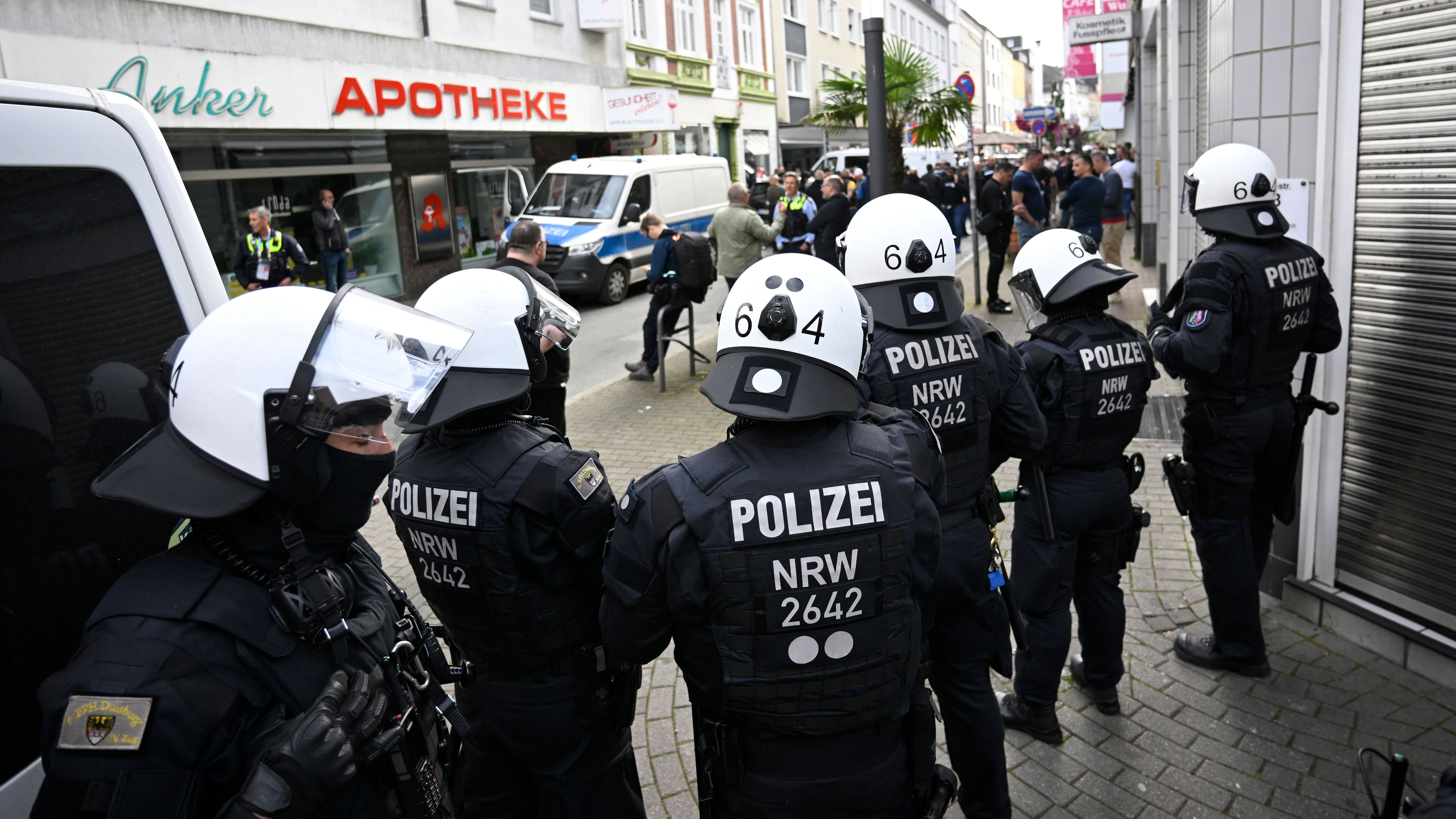 <strong>Ausschreitungen in Gelsenkirchen</strong><br>Leider blieb es unter den beiden Fanlagern im Vorfeld des Spiels nicht nur beim freundschaftlichen Kräftemessen. In Gelsenkirchen kam es zu teil heftigen Ausschreitungen unter gewaltbereiten Hooligans.