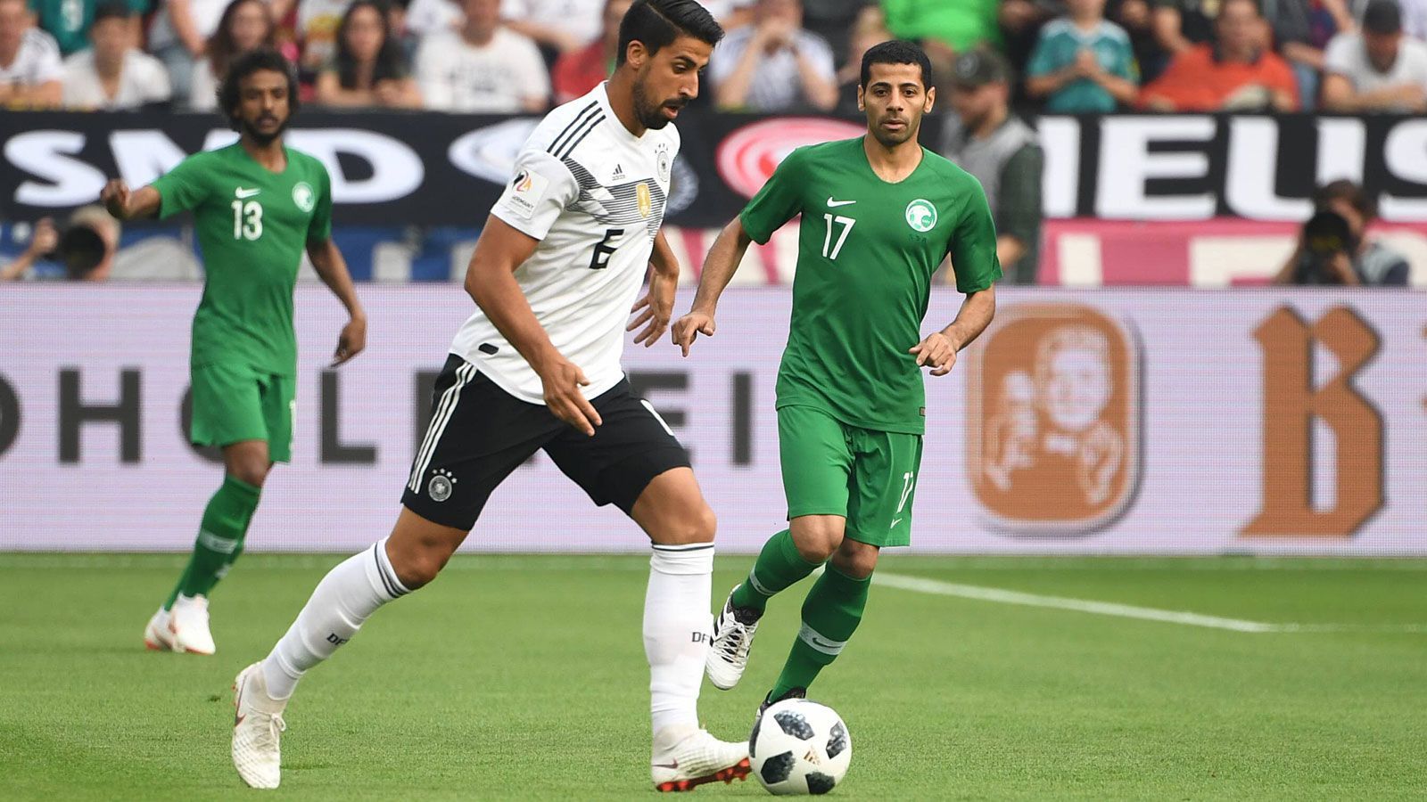 
                <strong>Sami Khedira</strong><br>
                Ist sehr oft ganz vorne zu sehen, hat einmal Pech mit einem Pfostentreffer. Ist beim Umschaltspiel aber in der Schaltzentrale bisweilen zu langsam, verliert durchaus einige Zweikämpfe und auch die Übersicht. Wie auch in der 84. Minute, als er den Foulelfmeter zum 1:2 verursacht. ran-Note: 4
              