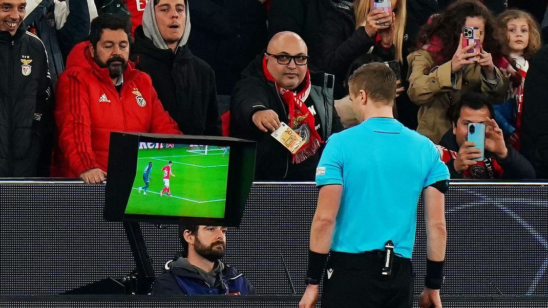 Ein Benfica-Fan bietet Schiedsrichter Glenn Nyberg 50 Euro an.