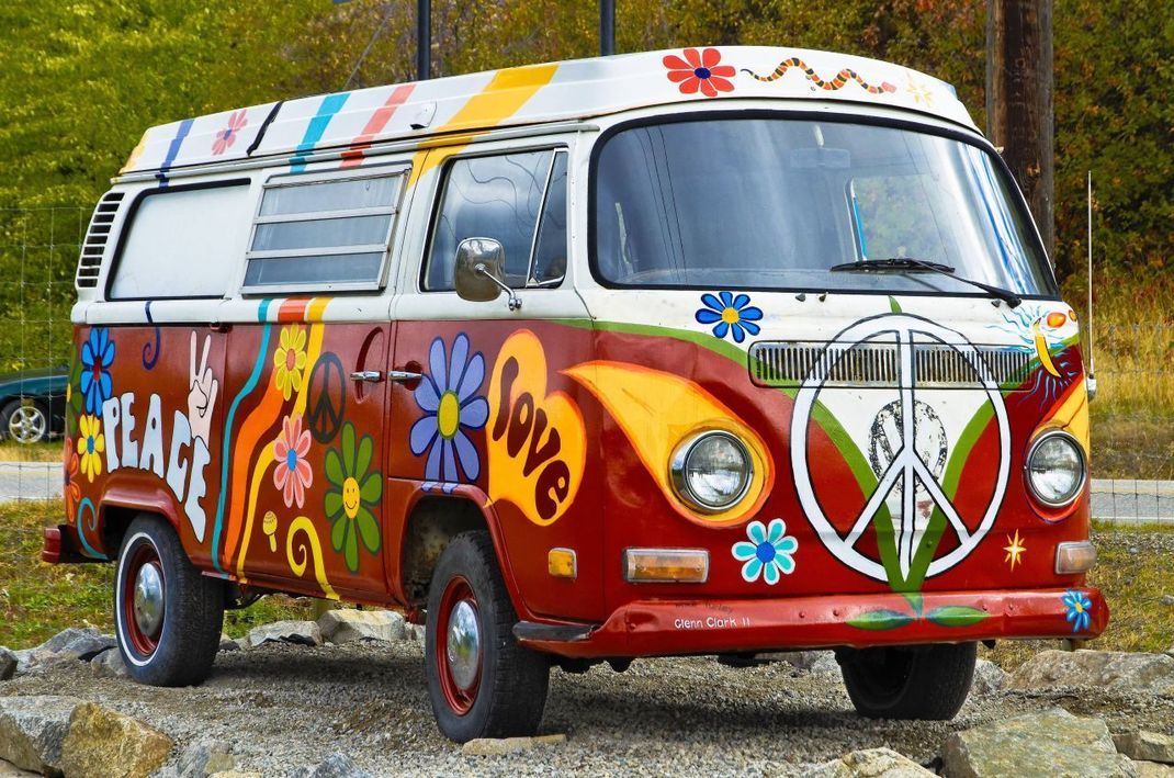 Auch Hippies im Zuge der sogenannten 68er-Bewegung trugen zur Verbreitung des Peace-Zeichens bei.