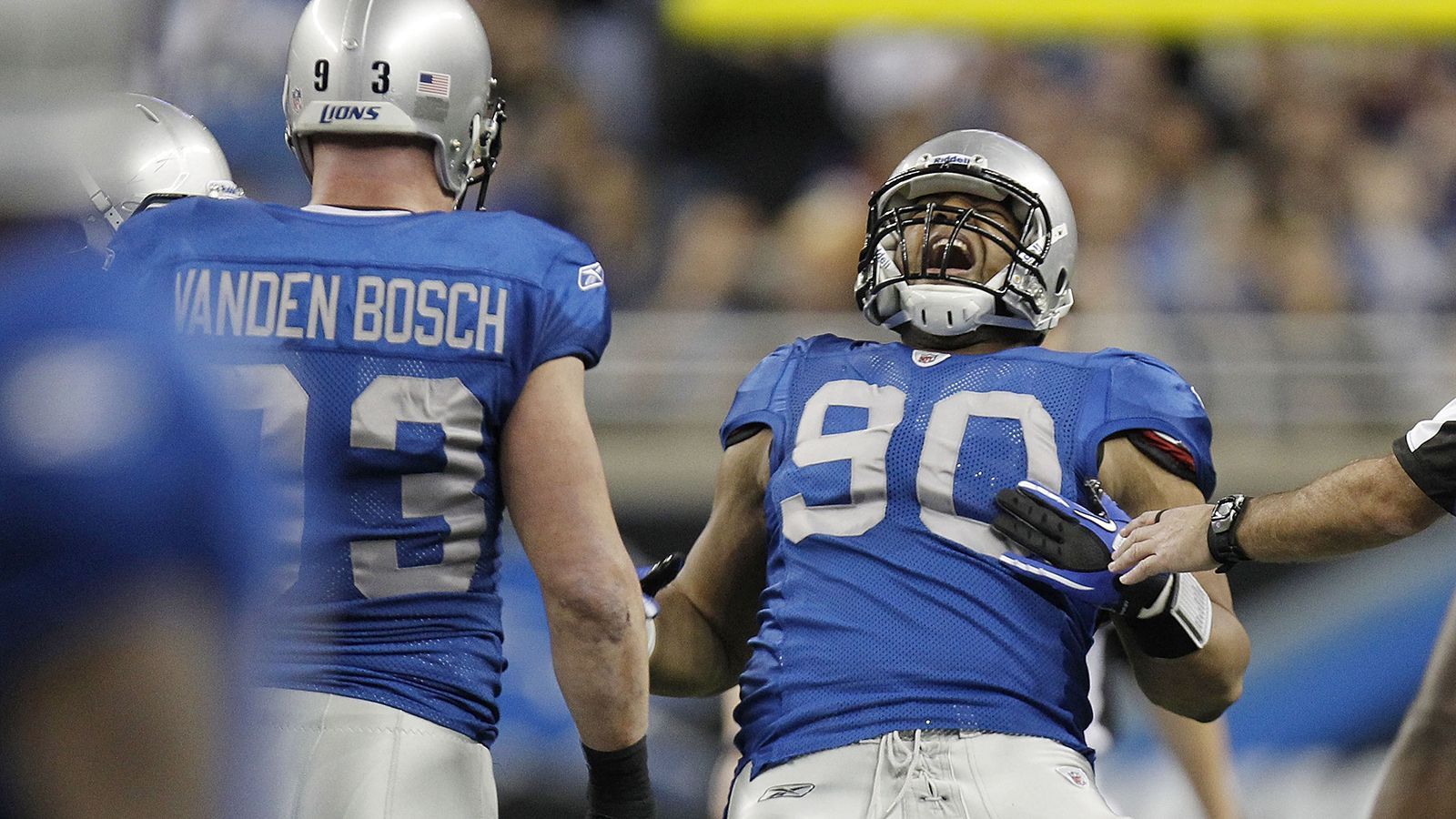 
                <strong>2010: Ndamukong Suh (Defensive Tackle, Detroit Lions)</strong><br>
                Er war der erste Defensivspieler, der zum Pepsi Rookie of the Year gewählt wurde und das absolut zu Recht. In seiner Rookie-Saison 2010/11 verbreitete der Alptraum aller Quarterbacks schon Angst und Schrecken, schrieb sich 10 Sacks auf seine Fahne, dazu eine Interception und einen Fumble zum Touchdown. Er war von Beginn an der Anführer in der Lions-Defense, landete dann über den Umweg Miami in Kansas City bei den Chiefs, mit denen er 2020 den Super Bowl gewann und seine Karriere krönte. 
              