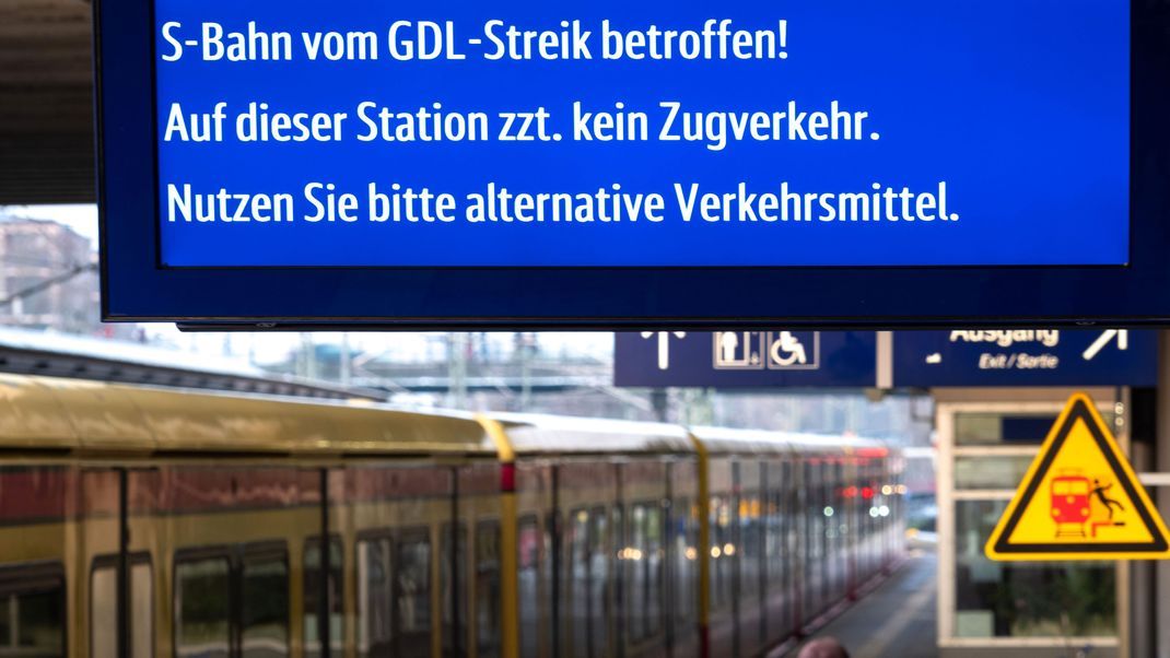 Ein Großteil der Menschen in Deutschland hat einer Umfrage zufolge kein Verständnis für den Warnstreik der Gewerkschaft Deutscher Lokomotivführer (GDL).