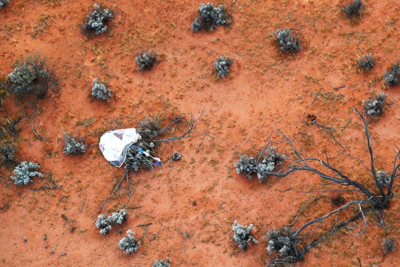 Die Probenkapsel landete in der australischen Wüste 500 Kilometer nördlich von Adelaide.