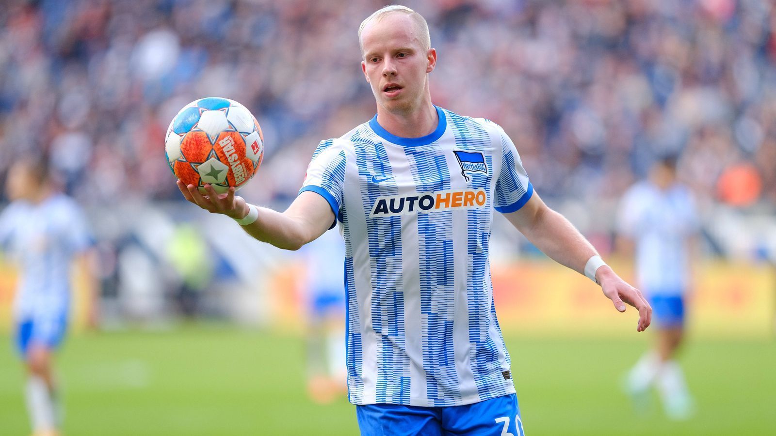 
                <strong>Dennis Jastrzembski (Hertha BSC)</strong><br>
                Für die EM-Qualifikationsspiele gegen Deutschland und Lettland setzt Polens U21-Nationalcoach Maciej Stolarczyk unter anderem auf einen Spieler aus der Bundesliga: Dennis Jastrzembski von Hertha BSC. Der gebürtige Rendsburger mit Wurzeln in Polen wechselte in den Nachwuchs-Nationalmannschaften recht regelmäßig zwischen dem deutschen und polnischen Verband hin und her. Nun könnte der Außenbahnspieler gegen Deutschland zum zweiten U21-Einsatz für Polen kommen. Sein Debüt feierte der 21-Jährige bereits im Herbst 2020. Zuletzt durfte Jastrzembski bei der Hertha immer wieder als Joker in der Bundesliga ran, brachte sich so wohl auch wieder beim polnischen Verband in Erinnerung.
              