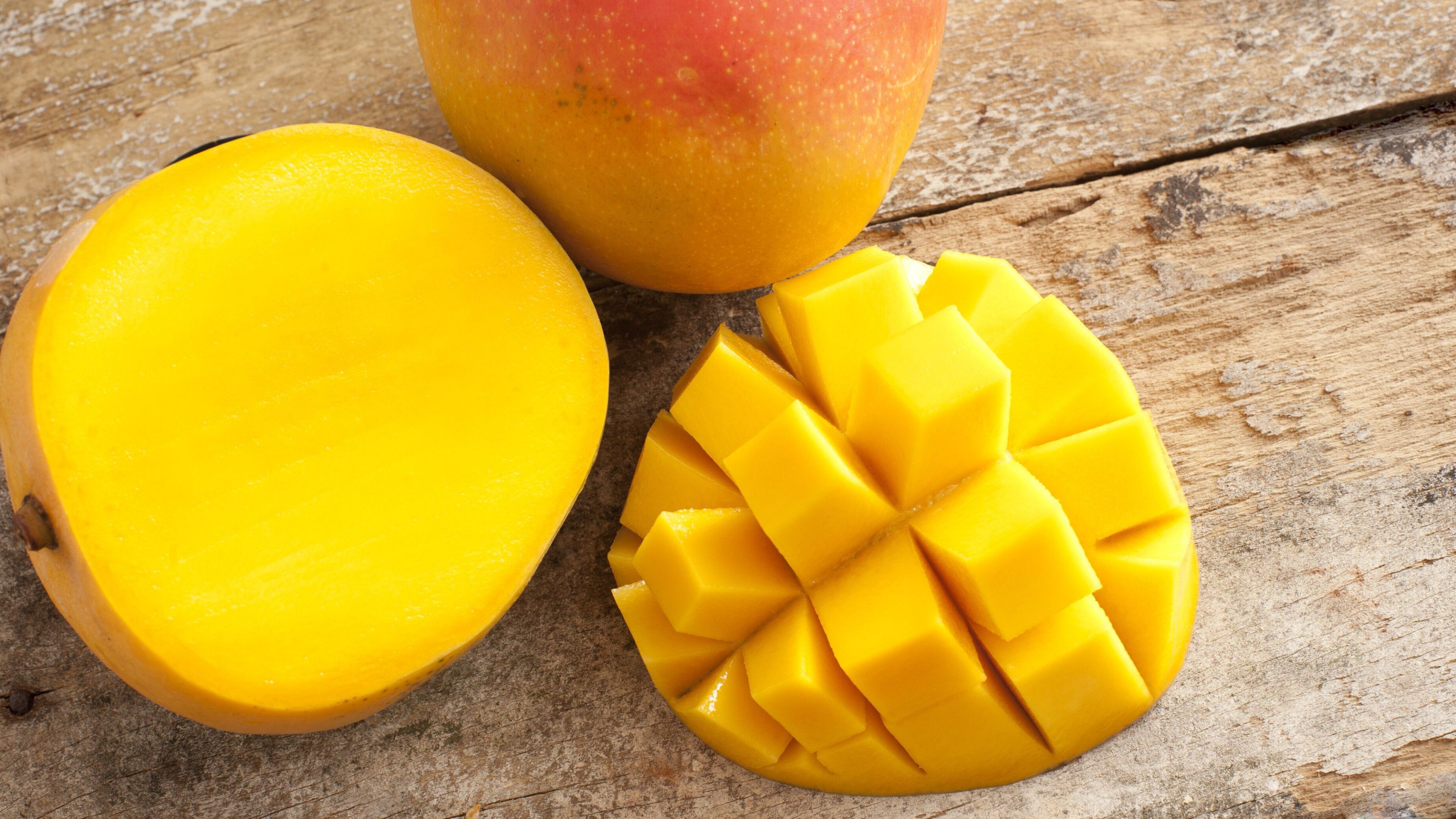 Der "Igel" macht es ganz leicht, die Mango in Würfel zu schneiden und gleichzeitig die Schale leicht zu entfernen.