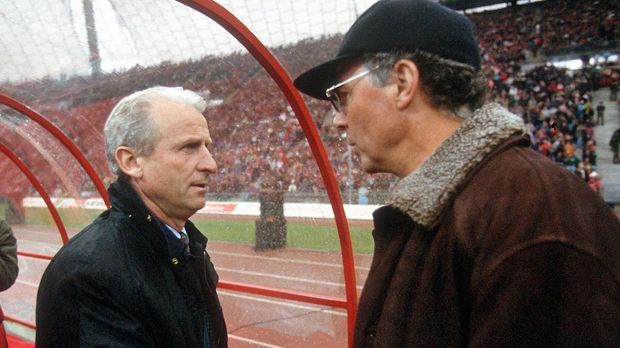 
                <strong>Giovanni Trapattoni 1995</strong><br>
                Giovanni Trapattoni 1995: Nach Beckenbauer kam Trapattoni - vorerst aber nur für ein Jahr. Schon im Februar 1995 gaben die Bayern wieder die Trennung vom italienischen Coach bekannt. Zu diesem Zeitpunkt lagen die Münchner erneut nur auf dem fünften Tabellenrang und rutschten bis zum Saisonende sogar noch auf Platz sechs ab.
              