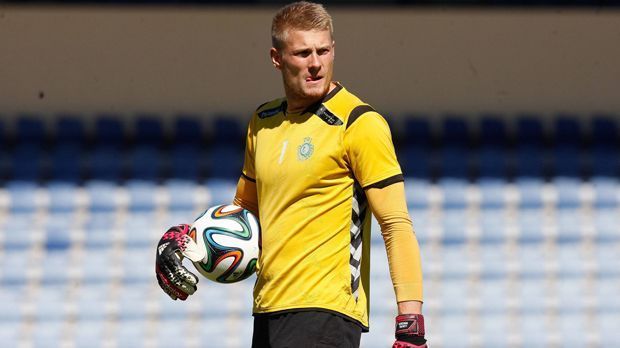 
                <strong>Lukas Raeder (Vitoria Setubal)</strong><br>
                Lukas Raeder (Vitoria Setubal): In seinen zwei Jahren beim FC Bayern München kommt der Keeper fast nur in der Regionalliga-Reserve zum Einsatz. 2014 verlässt der gebürtige Essener den Rekordmeister und versucht sein Glück beim portugiesischen Erstligisten. In seinen ersten beiden Jahren auf der iberischen Halbinsel bestreitet Raeder immerhin 27 Spiele.
              