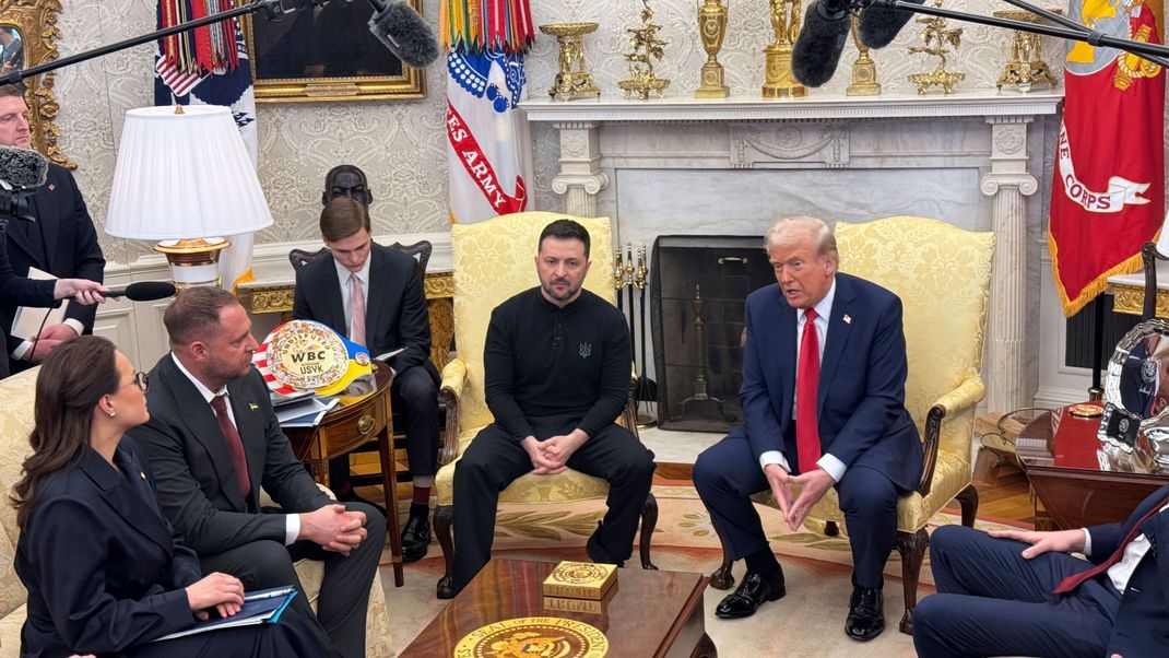 Vor vielen Reportern hatten US-Präsident Donald Trump (Mitte rechts) und der ukrainische Präsident Wolodymyr Selenskyj heftigen Streit.
