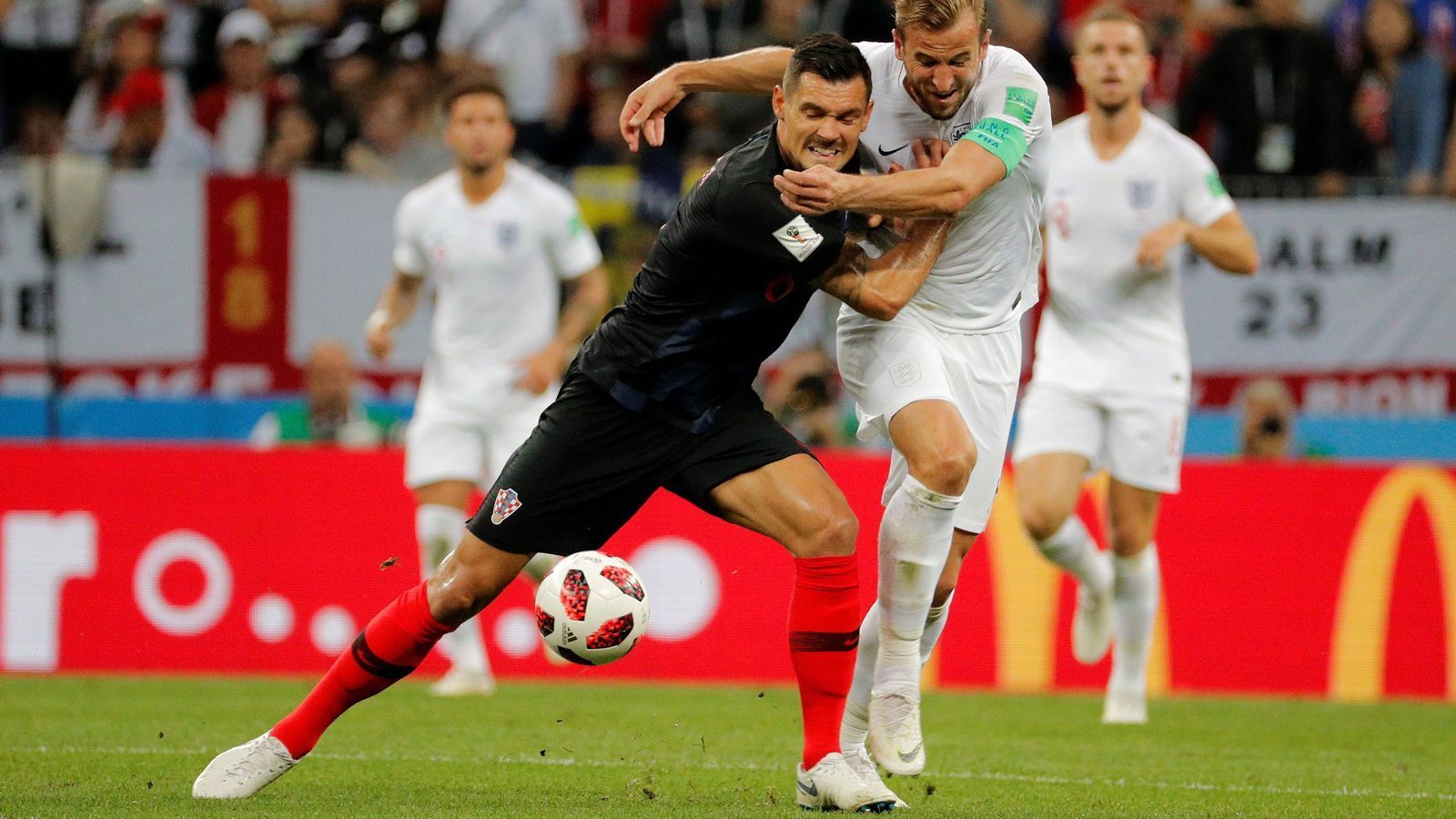 
                <strong>Dejan Lovren (Kroatien)</strong><br>
                Der Liverpooler Verteidiger wirkt übermotiviert. Mit einem Bodycheck gegen Kane nach knapp 20 Minuten, wenig später mit einem harten Tritt gegen Sterling. Hat Glück, dass er kein Gelb sieht. Mit seinem harten Spiel scheint er aber durchaus Eindruck auf Kane zu machen, der nicht wie gewohnt zum Zug kommt. ran-Note: 3
              