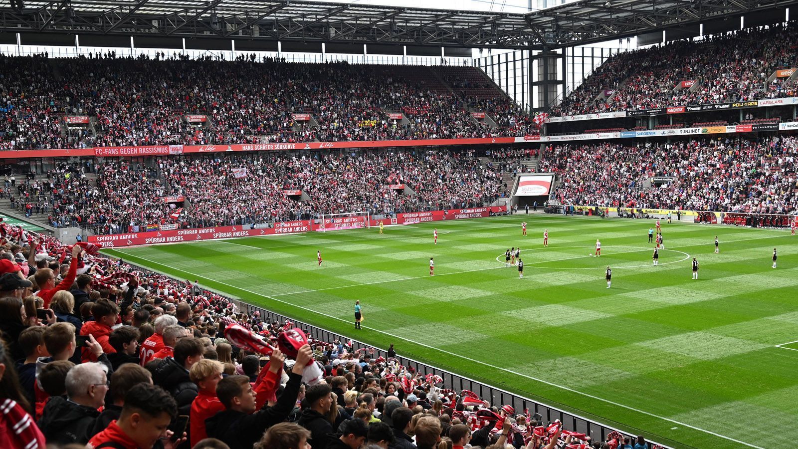 
                <strong>RheinEnergieStadion (1. FC Köln)</strong><br>
                der beste Name laut ChatGPT: "Dom-Dome"
              