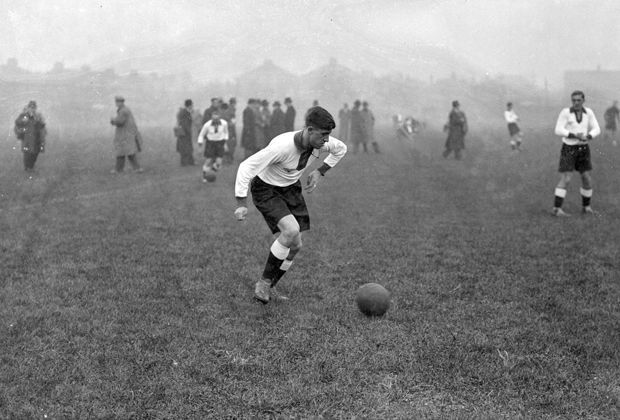 
                <strong>Deutschland - Russland 16:0</strong><br>
                Am 1. Juli 1912 gelingt dem DFB-Team der bis heute höchste Sieg der deutschen Länderspielgeschichte. Bei den Olympischen Spielen in Stockholm fegt die deutsche Elf Russland mit 16:0 vom Platz.
              