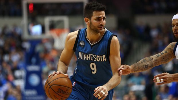 
                <strong>Spanien: Ricky Rubio (Point Guard, Minnesota Timberwolves)</strong><br>
                Der Point Guard gilt wie Calderon nicht zu den besten Werfern, ist allerdings einen herausragender Passgeber. In seinen bisherigen fünf Jahren NBA übertraf er jedes Mal die 7-Assists-Marke pro Spiel auf die Saison hochgerechnet. Nur seine Wurfquote lässt Trainer und Mitspieler das eine oder andere Mal verzweifeln.
              