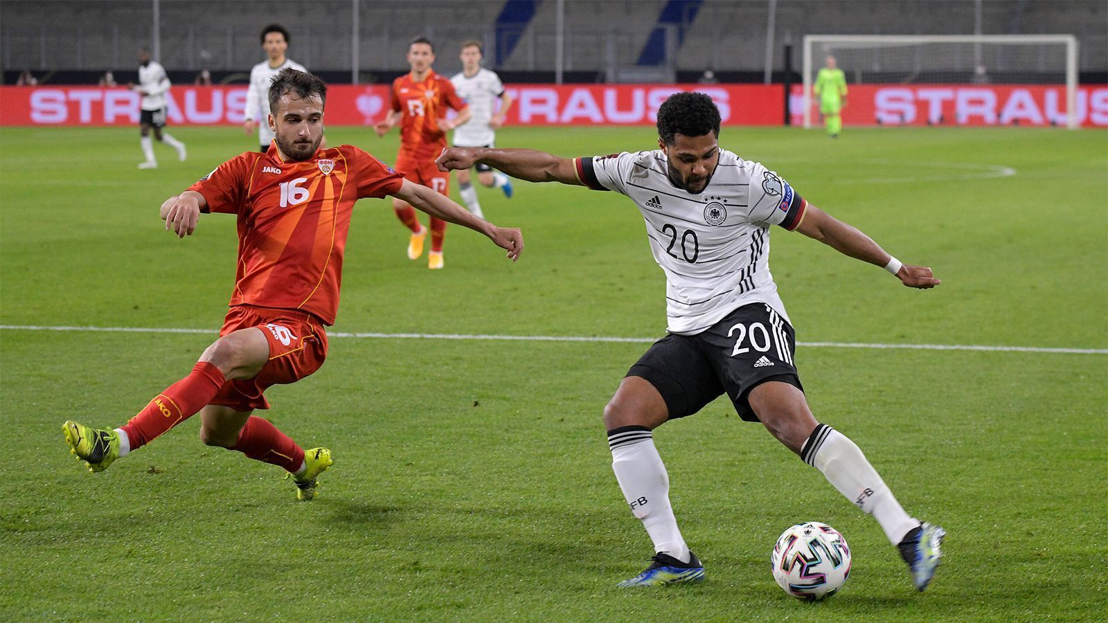 
                <strong>Serge Gnabry</strong><br>
                Ist viel in Bewegung, dabei oft gefährlich, vergibt aber einige gute Chancen in der ersten Halbzeit. Taucht dann mehr und mehr ab, kann sich kaum noch in Szene setzen, versteckt sich zu oft und kommt auch zu keinen Möglichkeiten mehr. ran-Note: 4
              