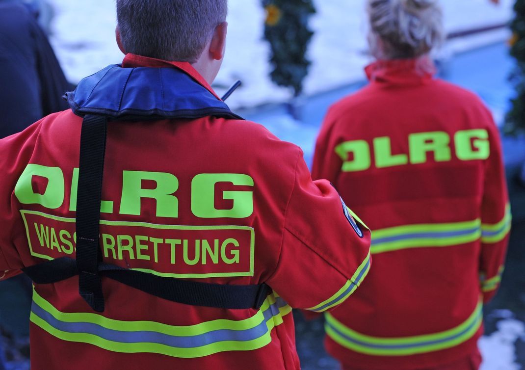 DLRG, Feuerwehr und Polizei mussten eine Leiche aus dem Oberen Ausee in Ulm bergen. (Symbolbild)