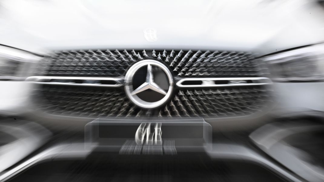 Die Automarke Mercedes-Benz trägt das prägnante Logo an der Front.