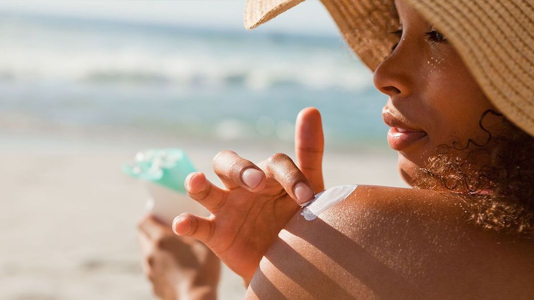 Sonnenschutz ist essentiell in den Hochsommer-Monaten! Worauf ihr besonders achten solltet und welche Fehler beim Sonnenbaden vermehrt vorkommen, verraten wir euch im Beauty-Artikel.