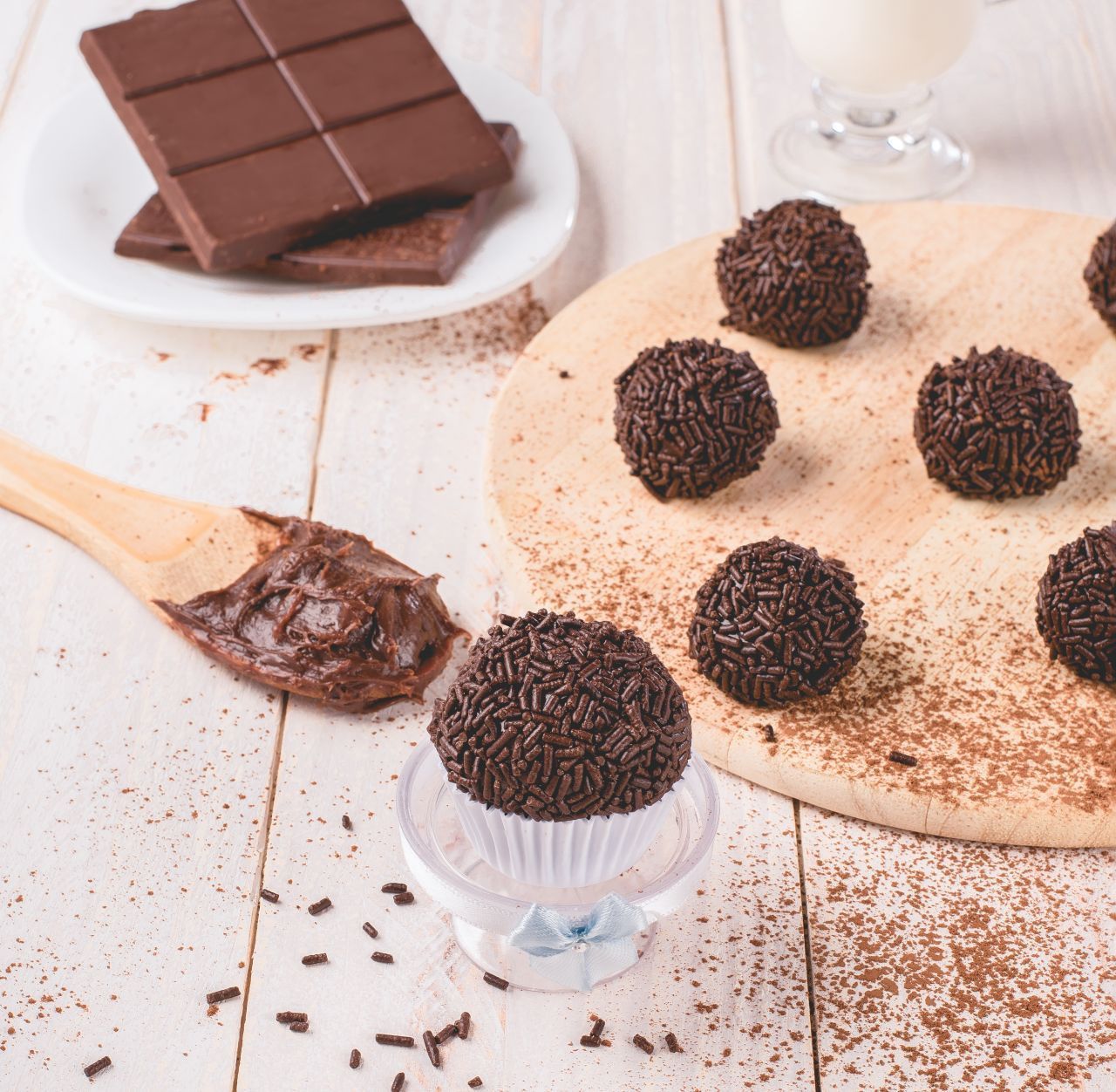 Die Brasilianer essen diese kleinen Trüffel bei fast jeder größeren Feierlichkeit. Die "Brigadeiros" bestehen aus Kakaopulver, süßer Kondensmilch und Butter - du kannst die sündhaft leckeren Bällchen also mit wenigen Zutaten zuhause nachmachen. 