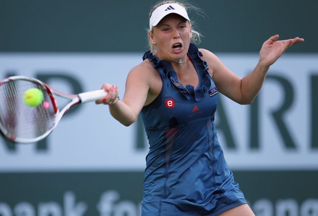 
                <strong>2011 BNP Paribas Open</strong><br>
                2011 beendete Wozniacki auf Platz eins der Weltrangliste. Insgesamt führte sie das Ranking 67 Wochen lang an. Ohne jedoch einen der vier Grand Slams gewonnen zu haben, was Kritiker ihr vorwarfen.
              