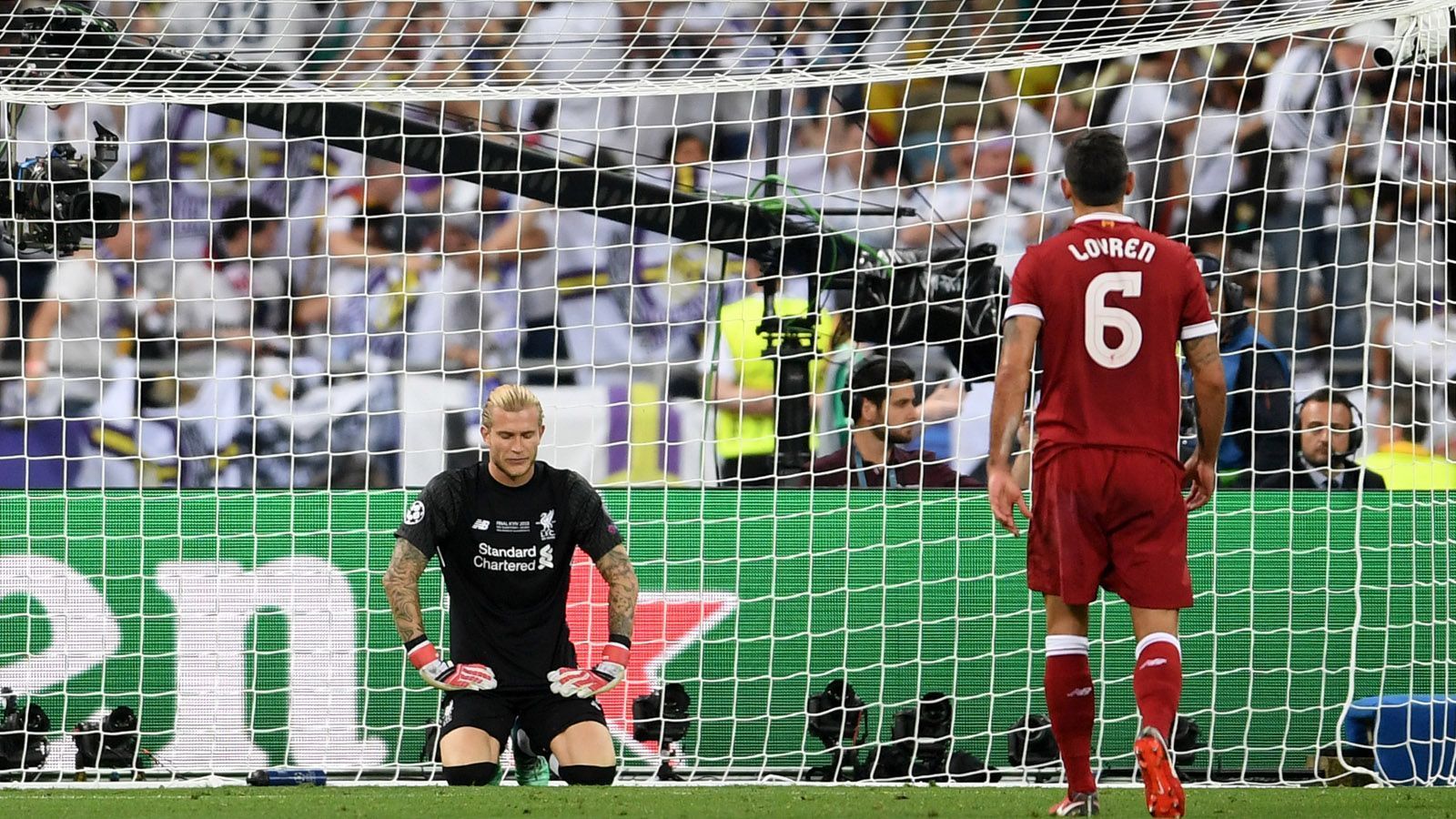 
                <strong>Die Horronacht von Kiew</strong><br>
                Im Finale gegen Real Madrid unterlag der FC Liverpool mit 1:3. Karius selbst hatte mit zwei eklatanten Patzern den Löwenanteil an der Niederlage. Sogar Morddrohungen soll der Keeper im Anschluss erhalten haben. Dabei hatte Karius' Horrornacht Gründe.
              