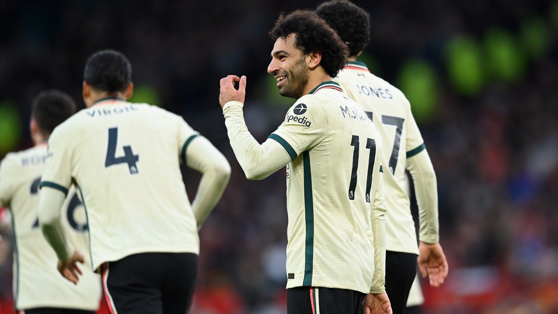 
                <strong>Liverpool-Wahnsinn geht weiter! Salah schnürt Doppelpack</strong><br>
                Gegen diesen Mohamed Salah ist derzeit in der Premier League kein Kraut gewachsen. Aus dem Nichts ist Liverpool wieder in der Hälfte von United und es wird prompt gefährlich. Jota setzt Salah in Szene, der direkt mit seinem starken linken Fuß abzieht. Sein strammer Schuss schlägt in der 5. Minute der Nachspielzeit der ersten Hälfte unhaltbar im rechten unteren Eck ein - was für ein Weltklasse-Auftritt des 29-Jährigen im ersten Durchgang!
              