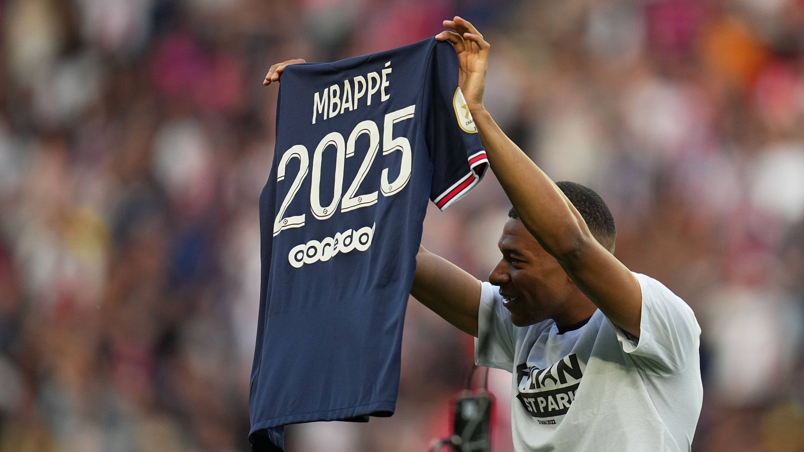 
                <strong>Gnabry, Salah, Nunez: Real Madrids Alternativen nach dem geplatzten Mbappe-Coup</strong><br>
                Kylian Mbappe hat nun doch bei Paris Saint-Germain verlängert und sich gegen Real Madrid entschieden. Dabei deutete sich über mehrere Monate an, dass der 23-Jährige in die spanische Hauptstadt wechseln würde. Doch wie schon schon 2017 gab es am Ende eine Absage an die "Königlichen". Noch dazu ließ Real für den Franzosen im Transferpoker um Erling Haaland locker, der dann zu Manchester City ging. Laut dem spanischen Portal "ABC" will Präsident Florentino Perez einen neuen Superstar. ran blickt auf die möglichen Sturmkollegen neben Benzema und Co.
              