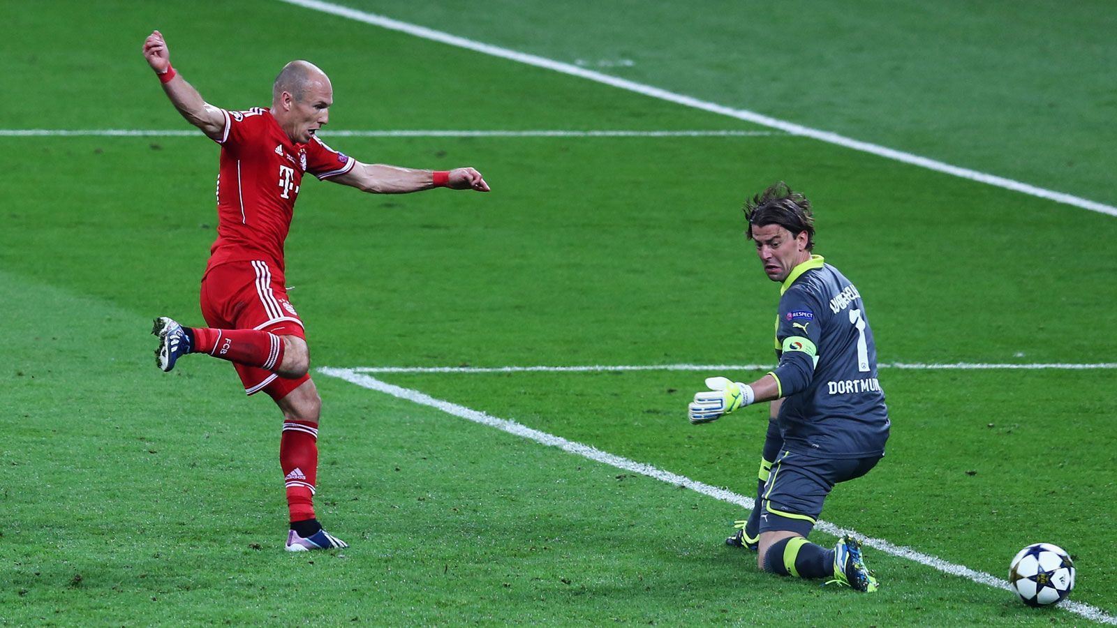 
                <strong>2013: FC Bayern München - Borussia Dortmund 2:1</strong><br>
                Das deutsche Finale. Bayern und Dortmund im Endspiel um die Champions League. Ironischerweise in Wembley, Englands Nationalheiligtum. Die Bayern standen in ihrem dritten Endspiel binnen vier Spielzeiten und wollten endlich wieder den Pott holen. Nach den Toren von Mario Mandzukic und Ilkay Gündogan rechneten schon alle mit einer Verlängerung. Doch dann legte in der vorletzten Spielminute Ribery per Hacke auf Arjen Robben vor, der den Ball an Weidenfeller vorbeimogelte. Der vergebene Elfer im Jahr zuvor, das "Finale dahoam" - alles vergessen. Arjen Robben ist seitdem gefeierte Legende beim FCB. Die Roten holten die Champions League und machten eine Woche später in Berlin mit dem Pokalsieg auch das Triple perfekt.
              