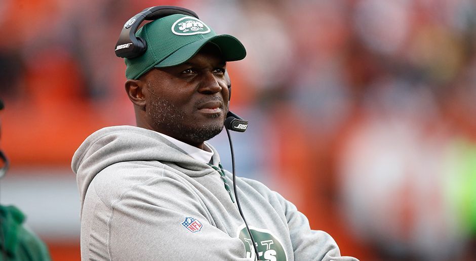 
                <strong>Todd Bowles - New York Jets</strong><br>
                Todd Bowles wird mit den New York Jets die Playoffs in der Spielzeit 2016 nicht mehr erreichen. Grund dafür sind die eher dürftigen Leistungen seines Quarterbacks Ryan Fitzpatrick. Dennoch hält der Head Coach an seinem Passgeber fest, obwohl dieser 2017 mit hoher Wahrscheinlichkeit nicht mehr für die Franchise auflaufen wird. Ein Zeichen dafür, dass auch Bowles nach der Saison New York verlassen wird? Ebenso auffällig: Der Trainer scheint sein Team nicht unter Kontrolle zu haben. Stars wie Muhammad Wilkerson verpassen immer wieder Meetings und werden nur mäßig bestraft (Bankplatz für eine Halbzeit).
              