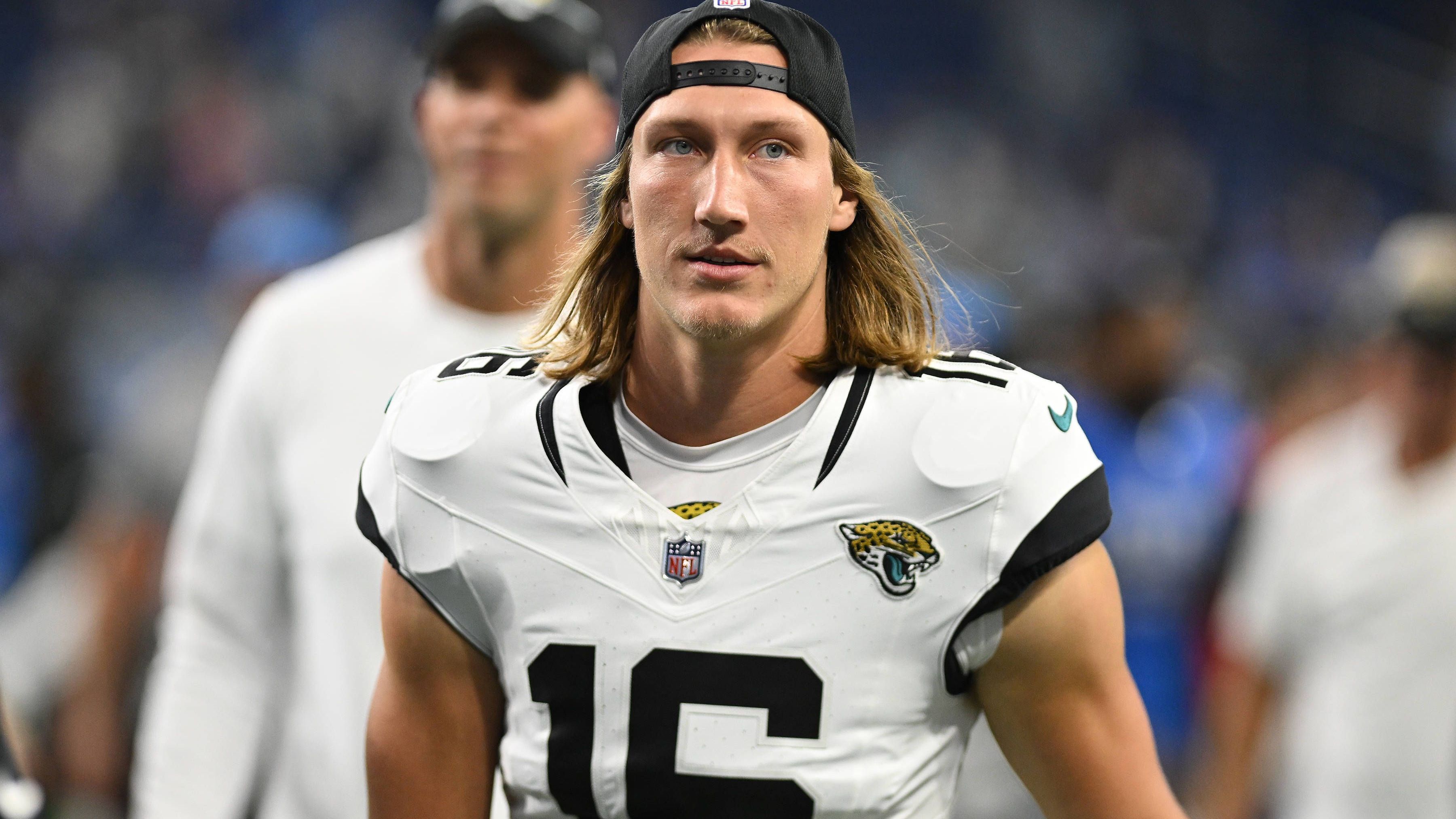 <strong>Jacksonville Jaguars</strong><br>- Trevor Lawrence (Foto): Vergangene Saison führte er die Jaguars in die Playoffs, dieses Jahr soll noch mehr gehen.<br>- Josh Allen: Der Pass Rusher möchte wieder eine zweistellige Anzahl an Sacks einfahren.<br>- Christian Kirk: Der Receiver wird voraussichtlich die erste Anspielstation für Lawrence.<br>- Travis Etienne: Der junge Running Back wird endgültig den Starter übernehmen.<br>- Tyson Campbell: Der Cornerback überzeugte im Schatten der größeren Namen.