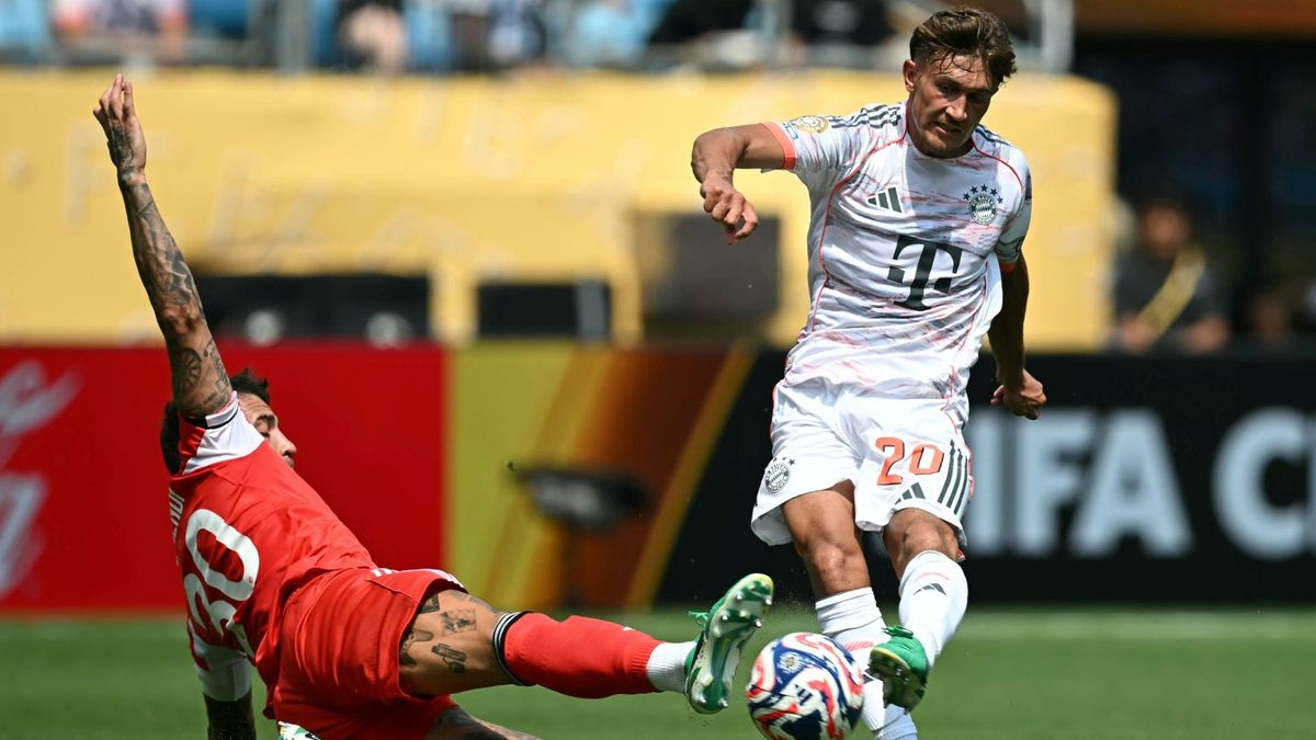 Tom Bischof im Duell mit Nicolás Otamendi