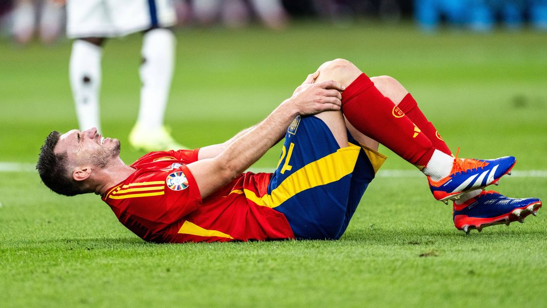 240714 Aymeric Laporte of Spain in pain during the UEFA EURO, EM, Europameisterschaft,Fussball 2024 Football Championship final between Spain and England on July 14, 2024 in Berlin. Photo: Mathias Bergeld BILDBYRAN kod MB MB0946 fotboll football soccer fotball fotbolls-em europamästerskap em uefa euro uefa european football championship euro 2024 final spanien spain england bbeng *** 240714 Aymeric Laporte of Spain in pain during the UEFA Euro 2024 Football Championship final between Spain and England on July 14, 2024 in Berlin Photo Mathias Bergeld BILDBYRAN code MB MB0946 fotboll football soccer fotballs em europamästerskap em uefa euro uefa european football championship euro 2024 final spanien spain england bbeng PUBLICATIONxNOTxINxSWExNORxAUTxFINxDEN Copyright: MATHIASxBERGELD BB240714MB096